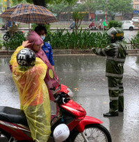 [Ảnh] Xúc động hình ảnh nhường áo mưa, ô cho các thí sinh trong cơn mưa lớn