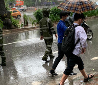 [Ảnh] Xúc động hình ảnh nhường áo mưa, ô cho các thí sinh trong cơn mưa lớn