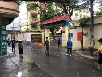 [Ảnh] Xúc động hình ảnh nhường áo mưa, ô cho các thí sinh trong cơn mưa lớn