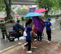 [Ảnh] Xúc động hình ảnh nhường áo mưa, ô cho các thí sinh trong cơn mưa lớn