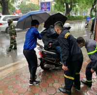 [Ảnh] Xúc động hình ảnh nhường áo mưa, ô cho các thí sinh trong cơn mưa lớn