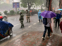 [Ảnh] Xúc động hình ảnh nhường áo mưa, ô cho các thí sinh trong cơn mưa lớn