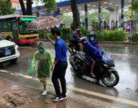 [Ảnh] Xúc động hình ảnh nhường áo mưa, ô cho các thí sinh trong cơn mưa lớn