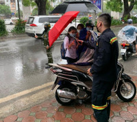 [Ảnh] Xúc động hình ảnh nhường áo mưa, ô cho các thí sinh trong cơn mưa lớn