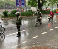 [Ảnh] Xúc động hình ảnh nhường áo mưa, ô cho các thí sinh trong cơn mưa lớn