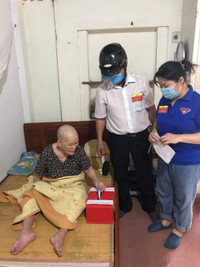 [Ảnh] Hòm phiếu phụ đến tận nhà, để cử tri bỏ phiếu chọn người tài đức