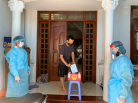 [Ảnh] Hòm phiếu phụ đến tận nhà, để cử tri bỏ phiếu chọn người tài đức