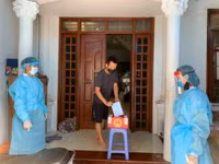 [Ảnh] Hòm phiếu phụ đến tận nhà, để cử tri bỏ phiếu chọn người tài đức