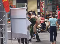 [Ảnh] Xúc động hình ảnh lực lượng Công an Thủ đô trong ngày bầu cử