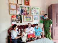 [Ảnh] Xúc động hình ảnh lực lượng Công an Thủ đô trong ngày bầu cử