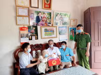 [Ảnh] Xúc động hình ảnh lực lượng Công an Thủ đô trong ngày bầu cử