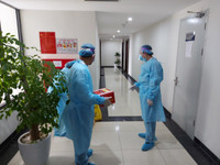 [Ảnh] Hòm phiếu phụ đến tận nhà, để cử tri bỏ phiếu chọn người tài đức