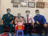 [Ảnh] Hòm phiếu phụ đến tận nhà, để cử tri bỏ phiếu chọn người tài đức