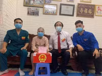 [Ảnh] Hòm phiếu phụ đến tận nhà, để cử tri bỏ phiếu chọn người tài đức