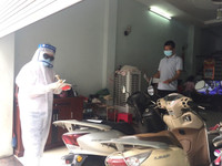 [Ảnh] Hòm phiếu phụ đến tận nhà, để cử tri bỏ phiếu chọn người tài đức