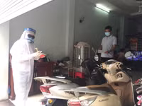 [Ảnh] Hòm phiếu phụ đến tận nhà, để cử tri bỏ phiếu chọn người tài đức