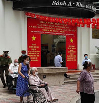 [Ảnh] Xúc động hình ảnh lực lượng Công an Thủ đô trong ngày bầu cử