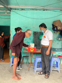 [Ảnh] Hòm phiếu phụ đến tận nhà, để cử tri bỏ phiếu chọn người tài đức