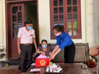 [Ảnh] Hòm phiếu phụ đến tận nhà, để cử tri bỏ phiếu chọn người tài đức