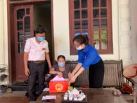 [Ảnh] Hòm phiếu phụ đến tận nhà, để cử tri bỏ phiếu chọn người tài đức