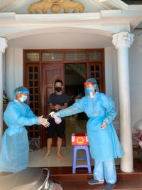 [Ảnh] Hòm phiếu phụ đến tận nhà, để cử tri bỏ phiếu chọn người tài đức