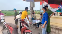 [Ảnh] Phong tỏa, lấy mẫu xét nghiệm cho người dân tại các xã ở huyện Thạch Thất