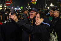 Ngắm những màn pháo hoa lung linh sắc màu trong đêm giao thừa ở Hà Nội