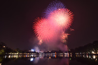 Ngắm những màn pháo hoa lung linh sắc màu trong đêm giao thừa ở Hà Nội