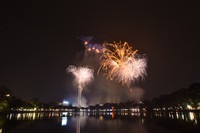 Ngắm những màn pháo hoa lung linh sắc màu trong đêm giao thừa ở Hà Nội