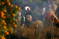 Người dân Hà Nội đi chùa cầu an trong đêm giao thừa