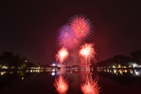 Ngắm những màn pháo hoa lung linh sắc màu trong đêm giao thừa ở Hà Nội