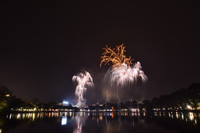 Ngắm những màn pháo hoa lung linh sắc màu trong đêm giao thừa ở Hà Nội