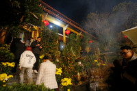 Người dân Hà Nội đi chùa cầu an trong đêm giao thừa