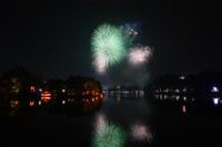 Ngắm những màn pháo hoa lung linh sắc màu trong đêm giao thừa ở Hà Nội