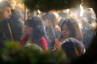 Người dân Hà Nội đi chùa cầu an trong đêm giao thừa