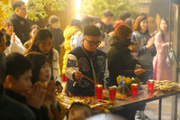 Người dân Hà Nội đi chùa cầu an trong đêm giao thừa