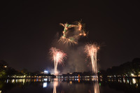 Ngắm những màn pháo hoa lung linh sắc màu trong đêm giao thừa ở Hà Nội