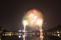 Ngắm những màn pháo hoa lung linh sắc màu trong đêm giao thừa ở Hà Nội