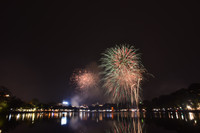 Ngắm những màn pháo hoa lung linh sắc màu trong đêm giao thừa ở Hà Nội