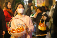 Người dân Hà Nội đi chùa cầu an trong đêm giao thừa