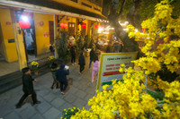 Người dân Hà Nội đi chùa cầu an trong đêm giao thừa