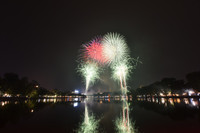 Ngắm những màn pháo hoa lung linh sắc màu trong đêm giao thừa ở Hà Nội