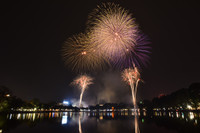 Ngắm những màn pháo hoa lung linh sắc màu trong đêm giao thừa ở Hà Nội