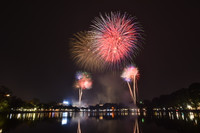 Ngắm những màn pháo hoa lung linh sắc màu trong đêm giao thừa ở Hà Nội