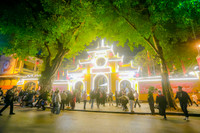 Người dân Hà Nội đi chùa cầu an trong đêm giao thừa