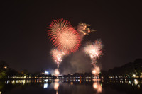 Ngắm những màn pháo hoa lung linh sắc màu trong đêm giao thừa ở Hà Nội