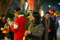 Người dân Hà Nội đi chùa cầu an trong đêm giao thừa