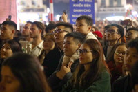 Ngắm những màn pháo hoa lung linh sắc màu trong đêm giao thừa ở Hà Nội