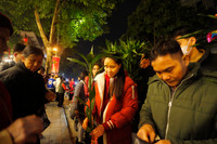 Người dân Hà Nội đi chùa cầu an trong đêm giao thừa