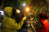 Người dân Hà Nội đi chùa cầu an trong đêm giao thừa